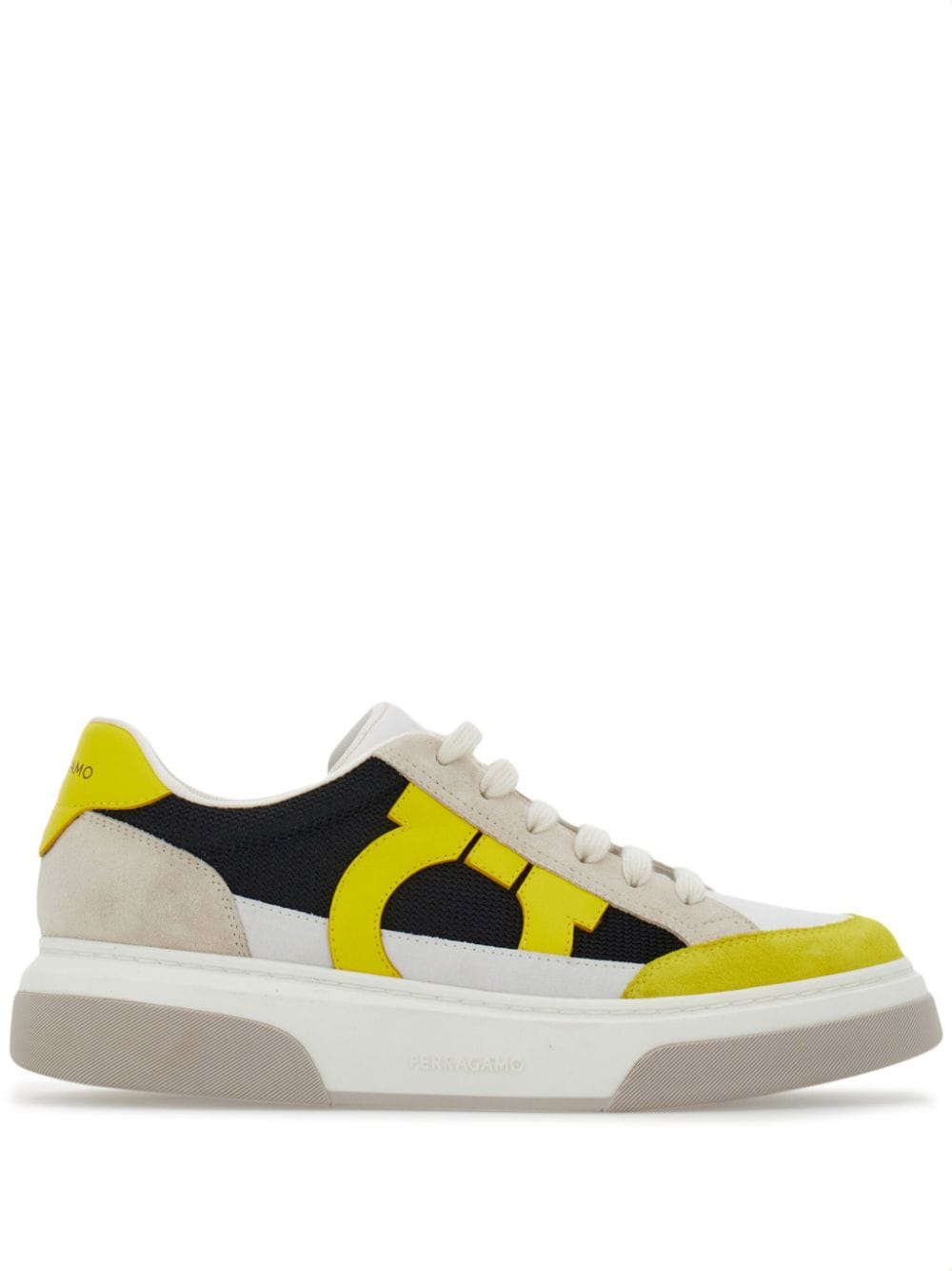 Ferragamo tenis con detalle de Gancini