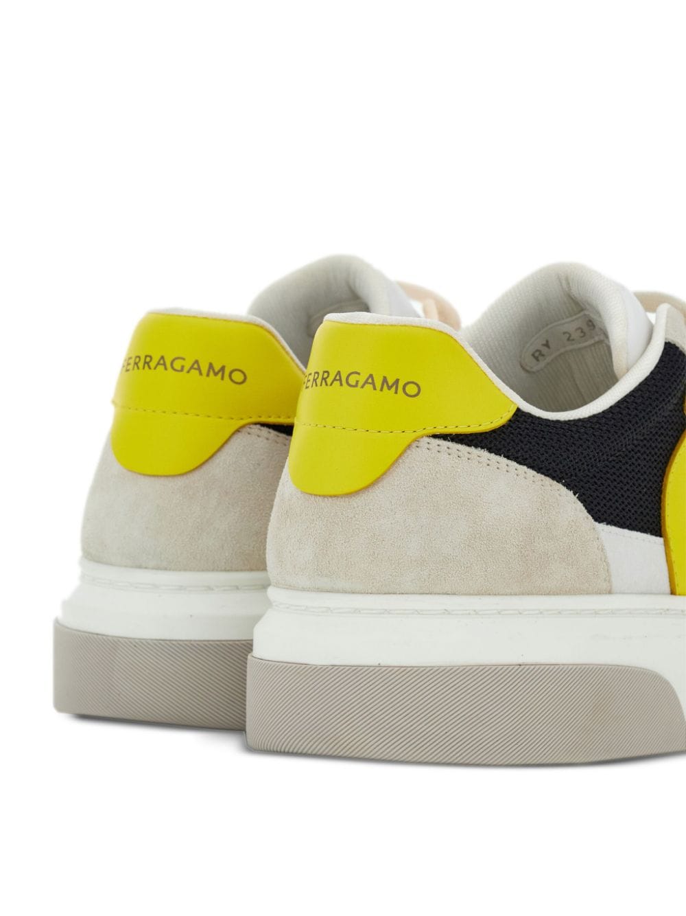 Ferragamo tenis con detalle de Gancini