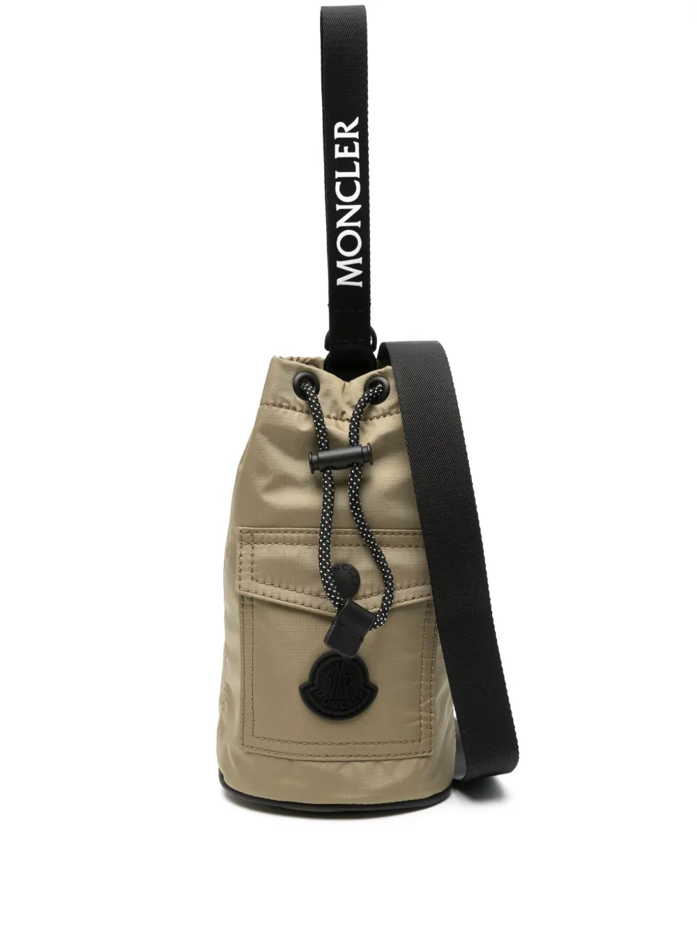 Moncler bolsa bucket mini con parche del logo