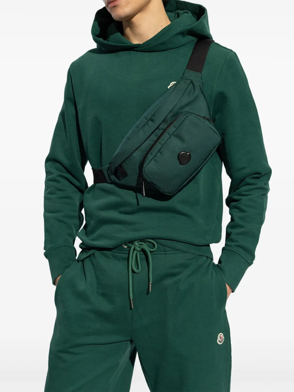 Moncler cangurera con parche del logo