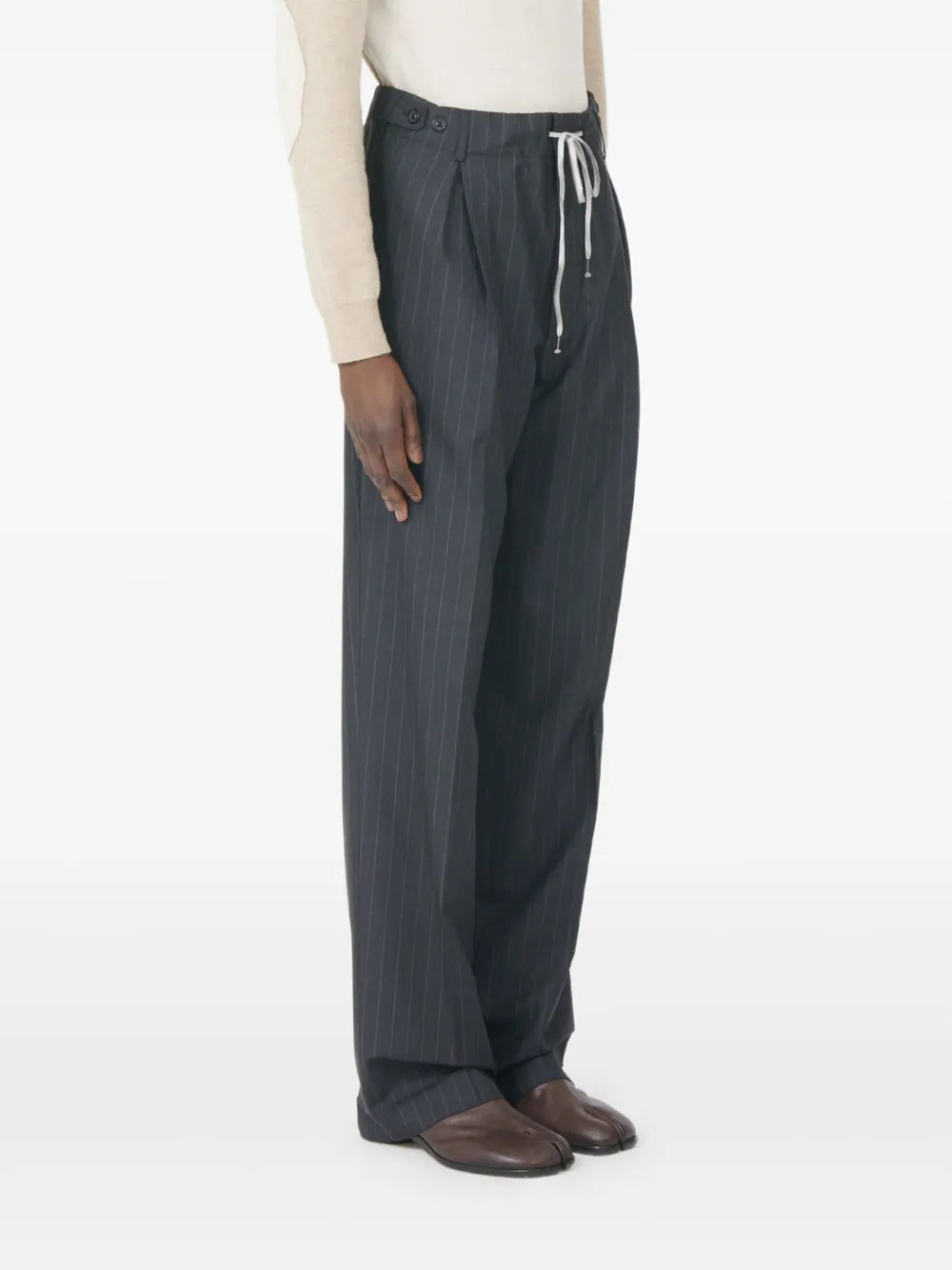 Maison Margiela pantalones con pinzas y motivo de rayas diplomáticas - Gris - imagen 3
