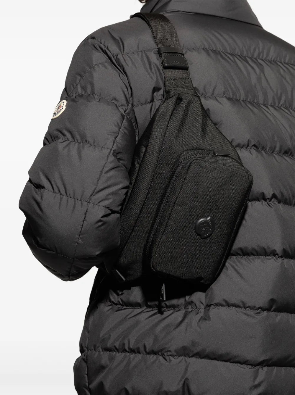 Moncler cangurera con aplique del logo