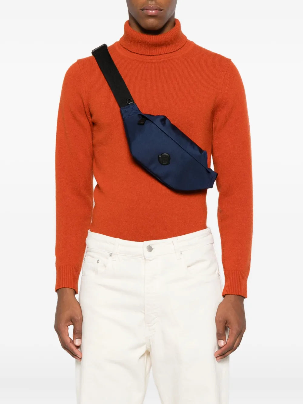 Moncler cangurera con parche del logo