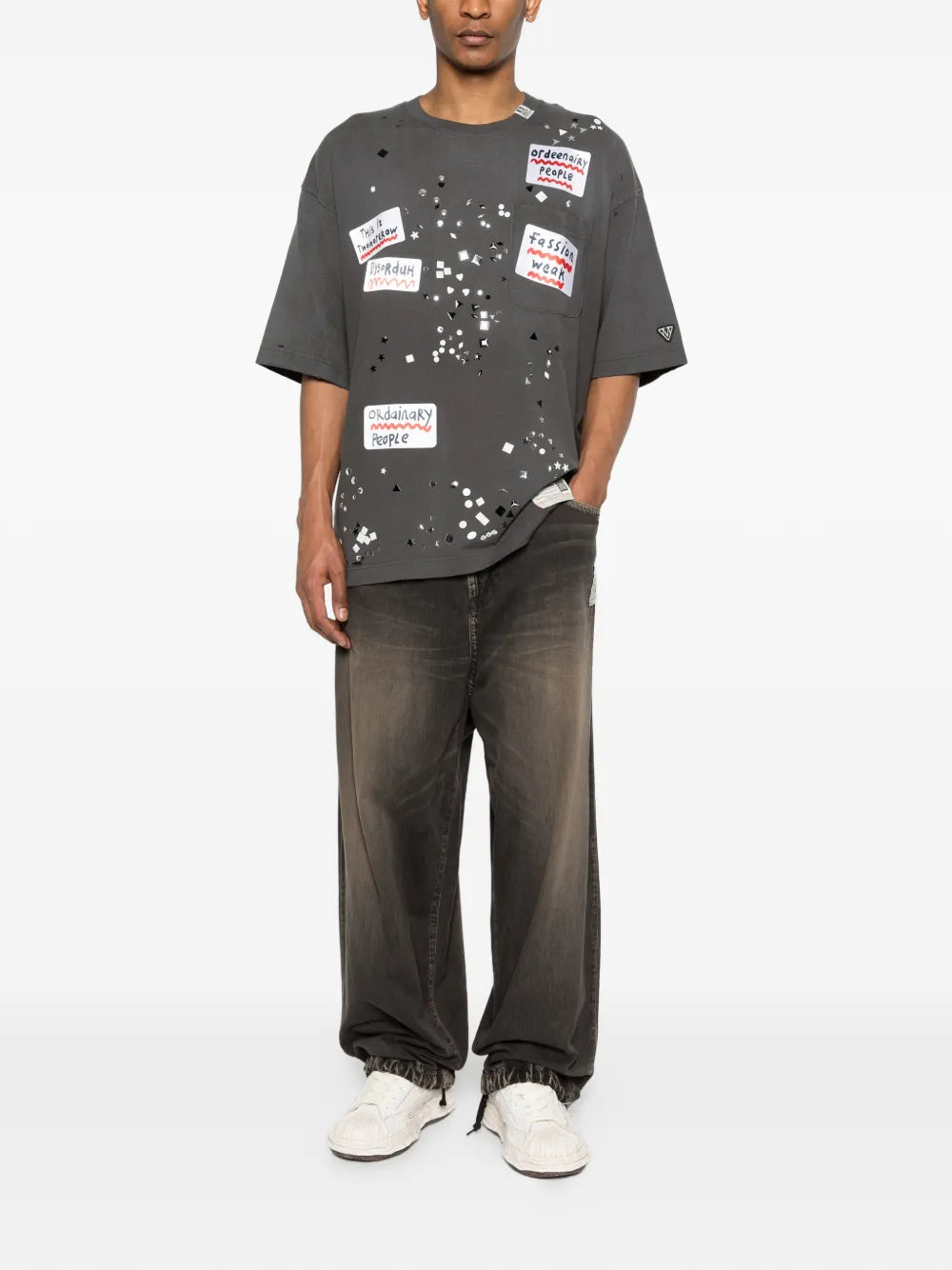Maison MIHARA YASUHIRO playera con detalle de stickers - gris