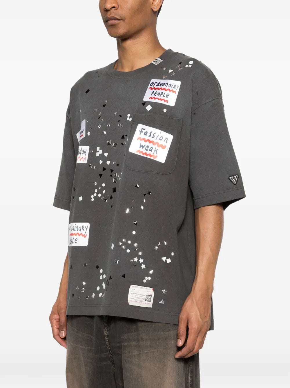 Maison MIHARA YASUHIRO playera con detalle de stickers - gris