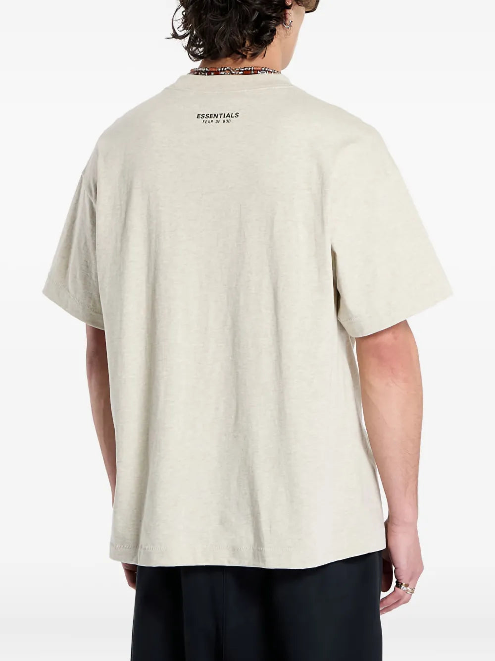 FEAR OF GOD ESSENTIALS playera con placa del logo