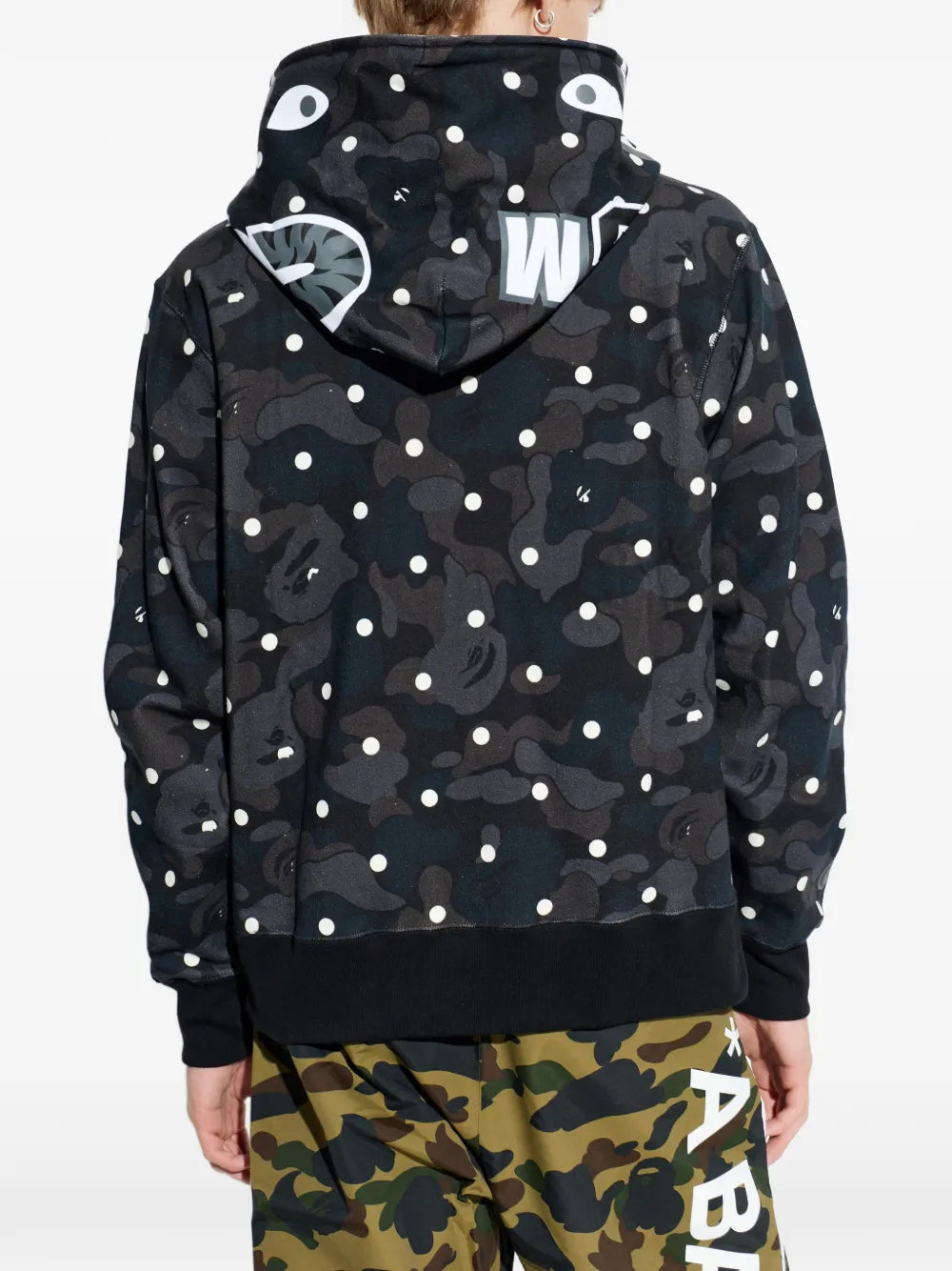 A BATHING APE® hoodie con estampado militar y cierre