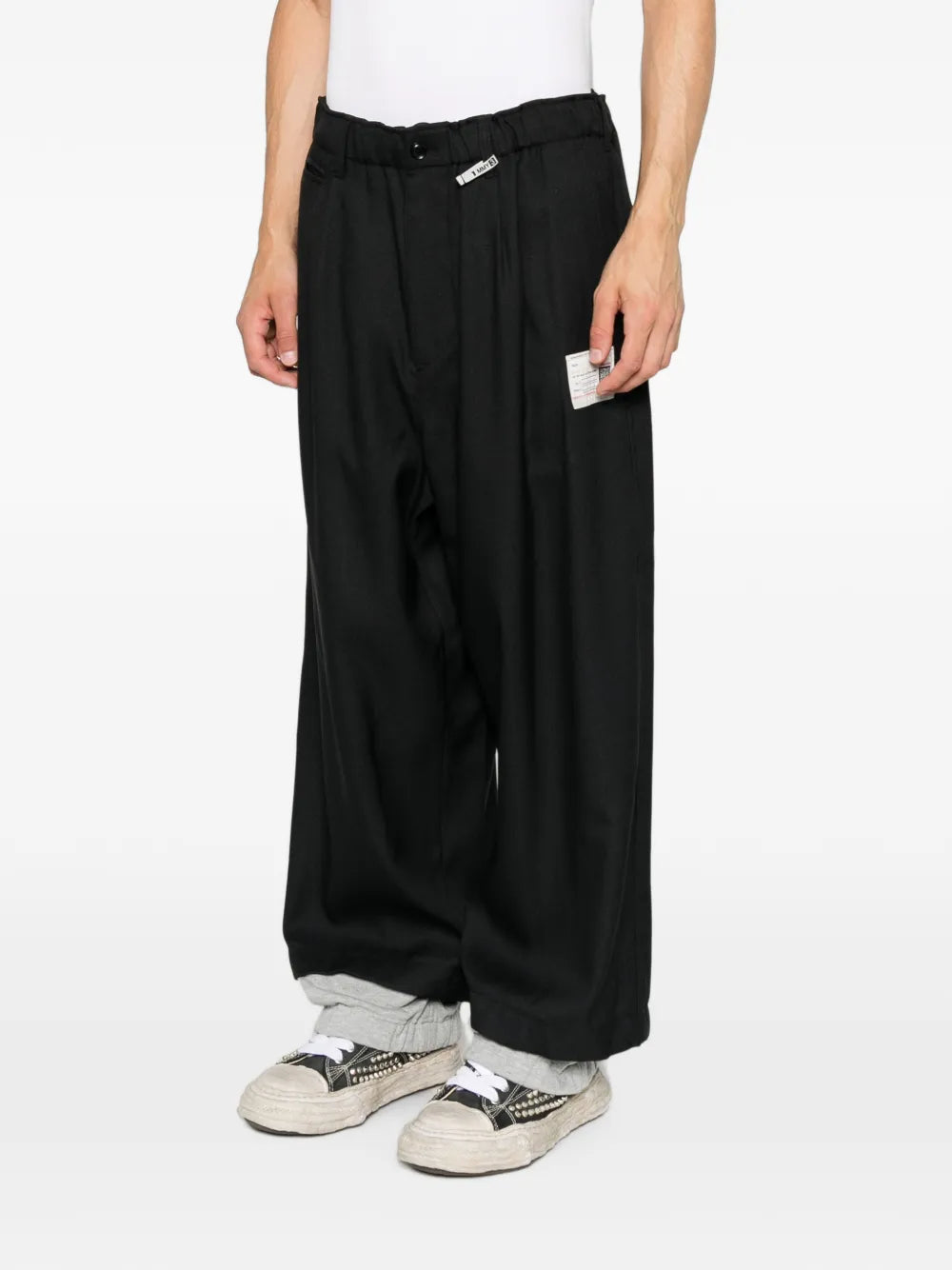 Maison MIHARA YASUHIRO pantalones con parche del logo y bolsillo - negro