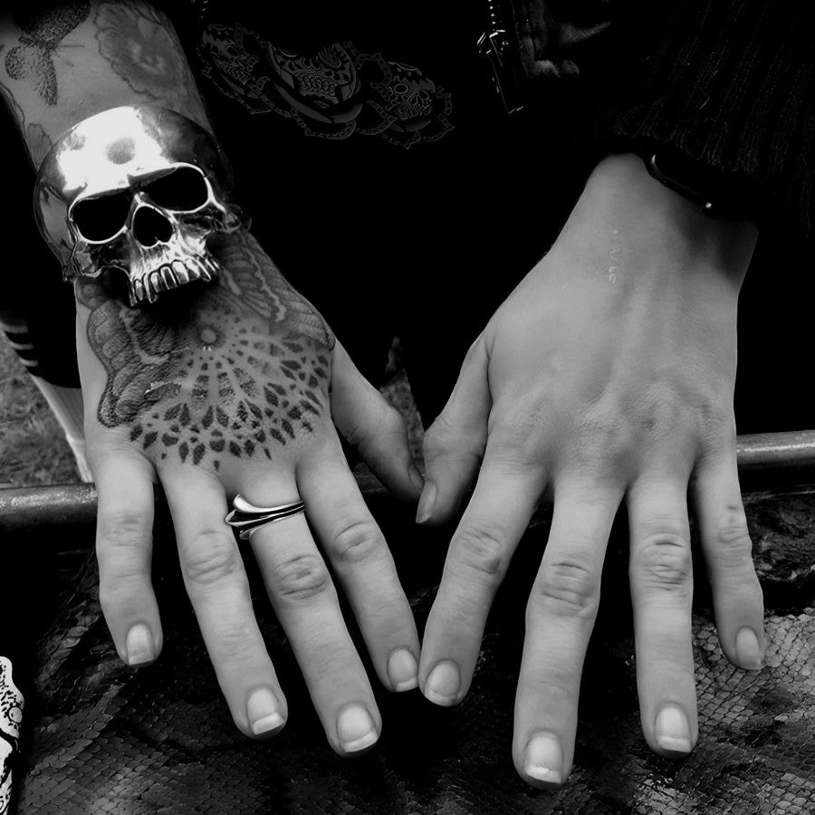 Chrome Hearts Anillo de cola de media cruz 720