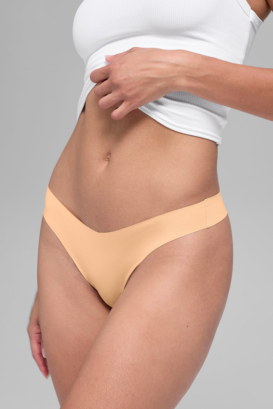 Alo Yoga Airbrush Invisible Thong - Champagne - imagen 3