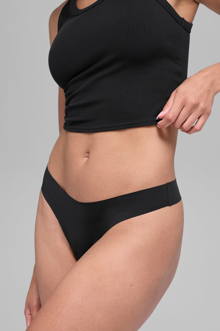 Alo Yoga Airbrush Invisible Thong - Black - imagen 3