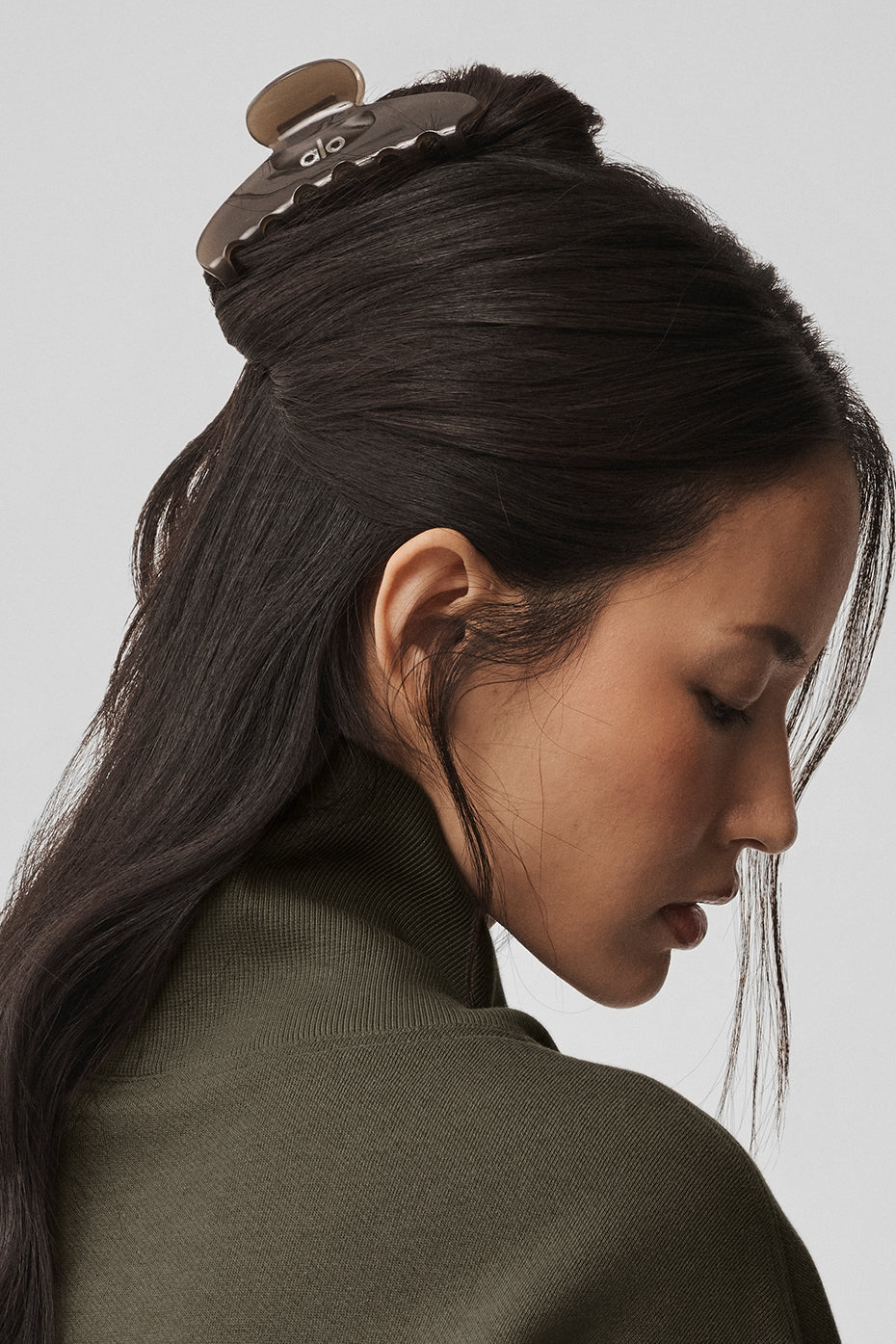 Alo Yoga 90's Claw Clip - Olive Tree Clear - imagen 1