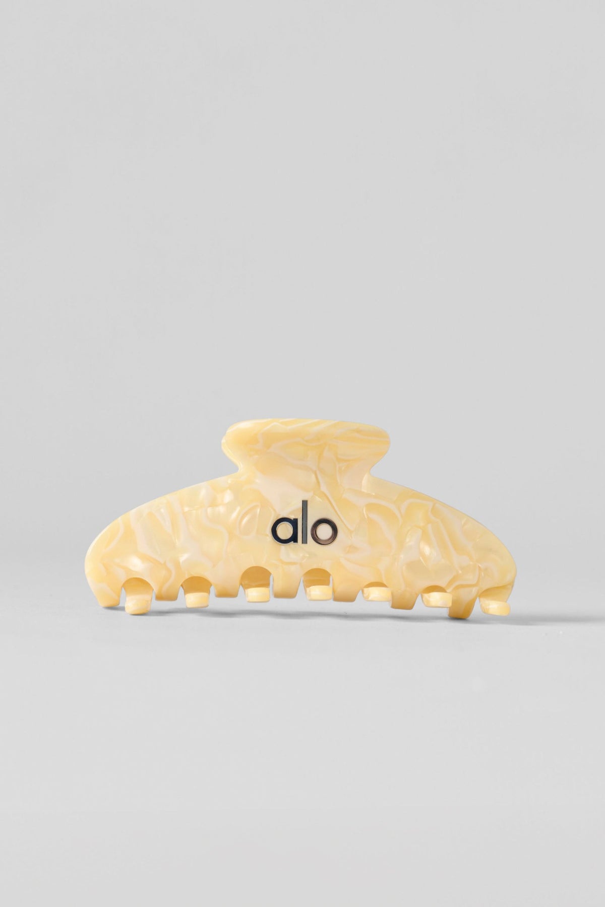 Alo Yoga 90's Claw Clip - Warm Butter Pearl - imagen 2