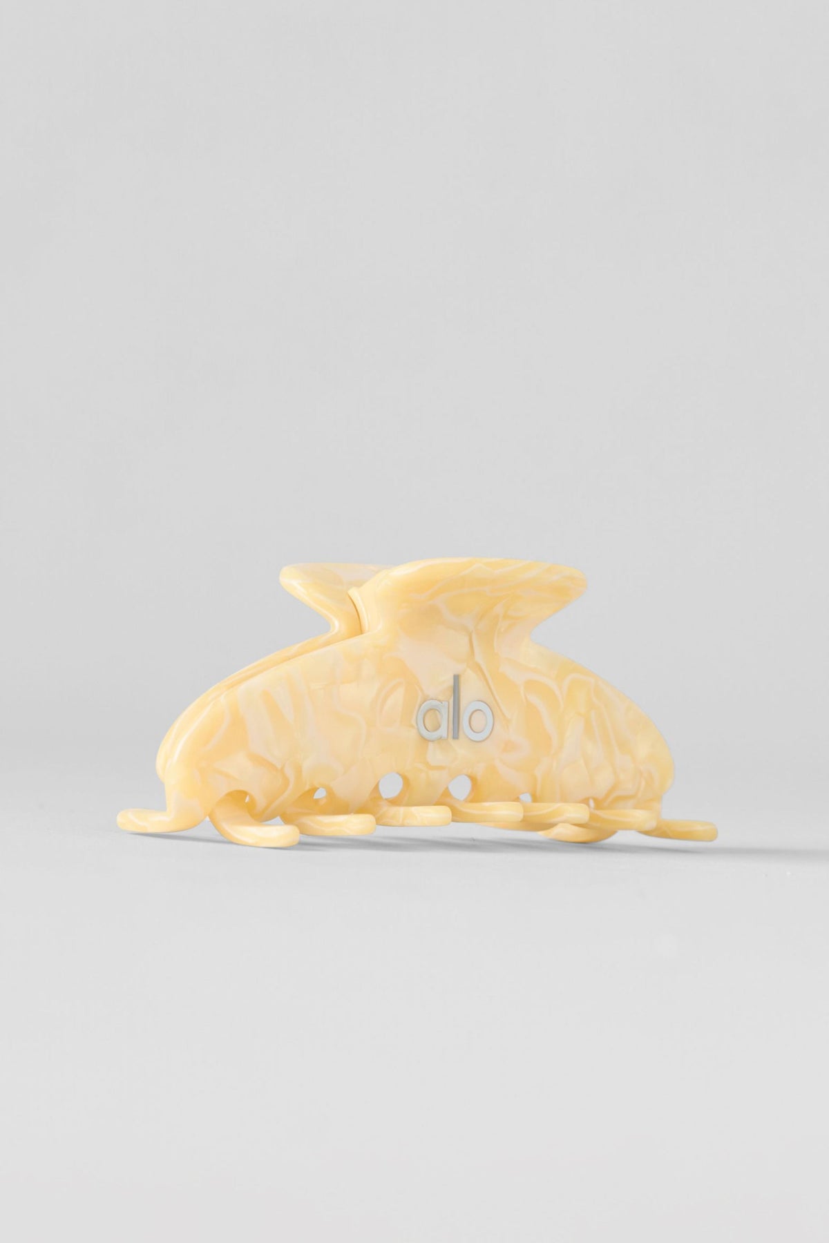 Alo Yoga 90's Claw Clip - Warm Butter Pearl - imagen 3