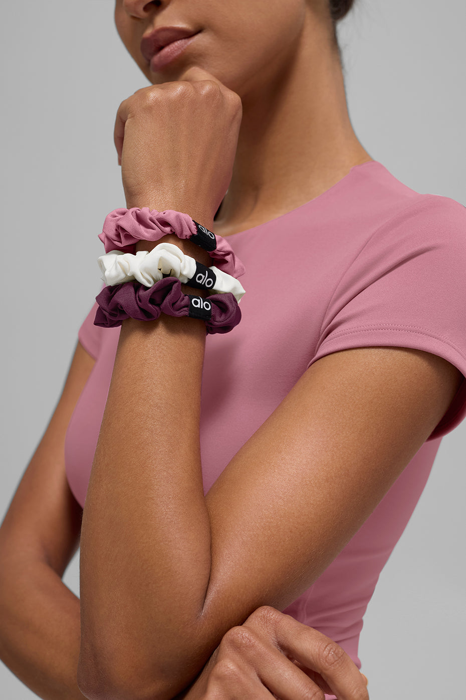 Alo Yoga Fresh Mini Scrunchie 3-Pack - Burgundy/Pink Wild Rose/Ivory - imagen 2
