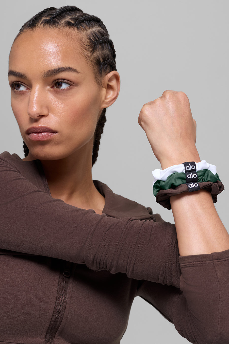 Alo Yoga Fresh Mini Scrunchie 3-Pack - Brownstone/White/Clover Green - imagen 2
