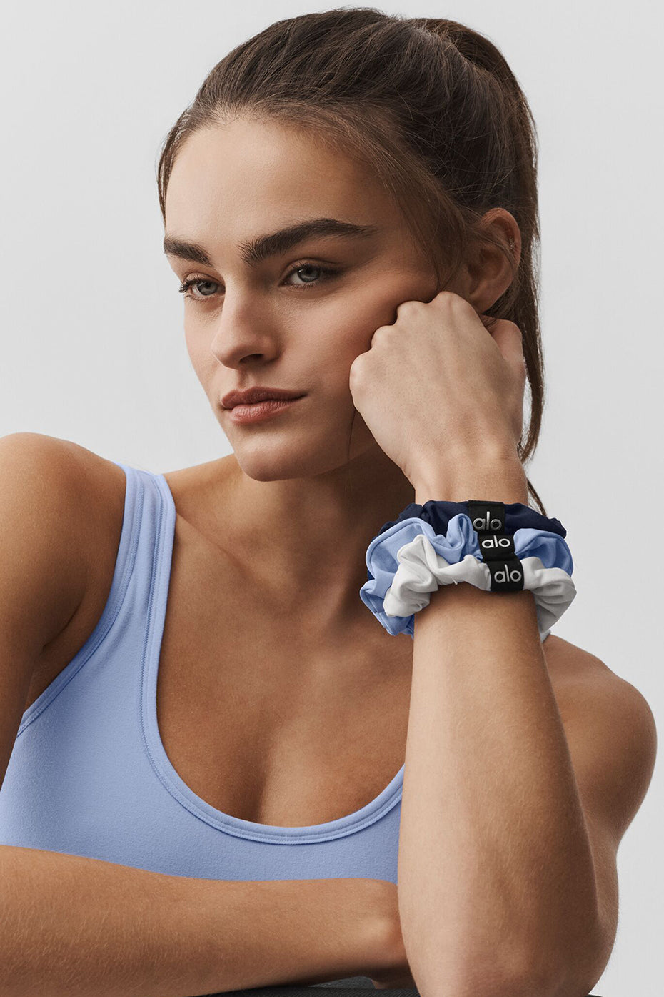 Alo Yoga Fresh Mini Scrunchie 3-Pack - Light Provence Blue/Navy/White - imagen 1