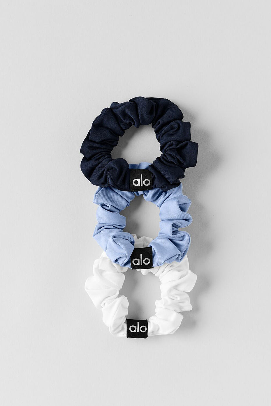 Alo Yoga Fresh Mini Scrunchie 3-Pack - Light Provence Blue/Navy/White - imagen 2