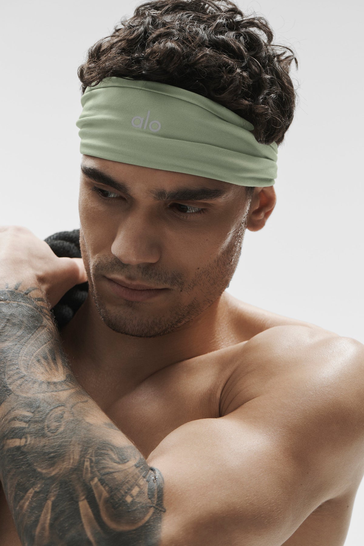 Alo Yoga Performance Conquer Headband - Dune Grass - imagen 4