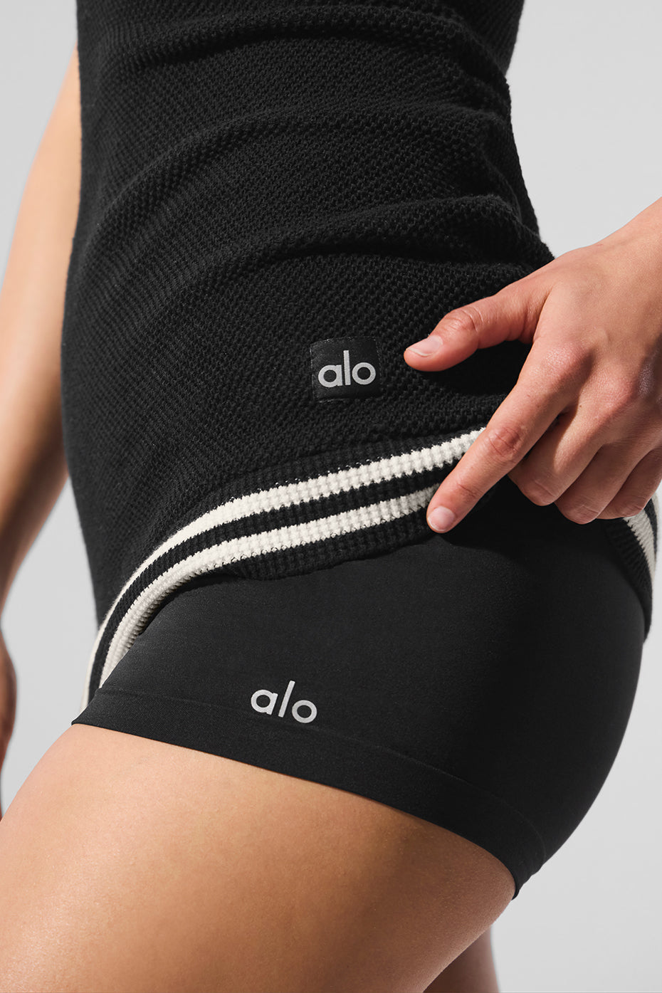 Alo Yoga Sheer Glow Boyshort - Black - imagen 6