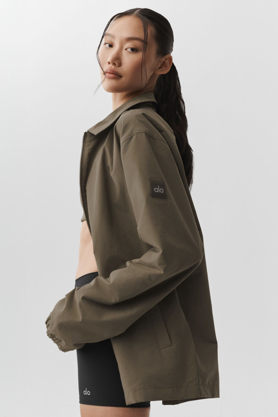 Alo Yoga Torrent Overshirt - Olive Tree - imagen 4