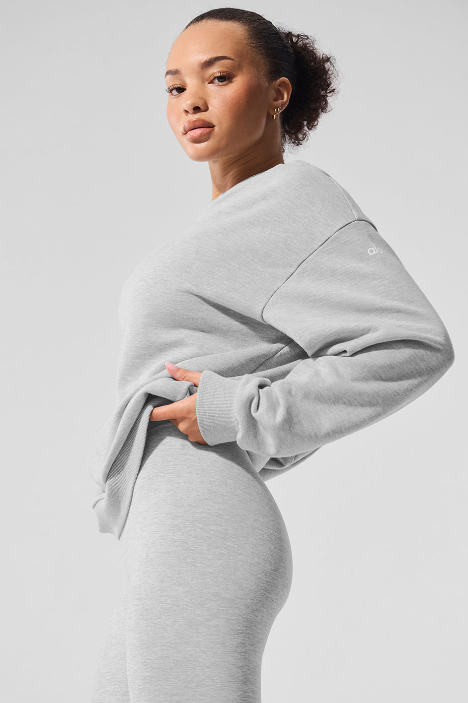 Alo Yoga Chill Crew Neck Pullover - Athletic Heather Grey - imagen 4