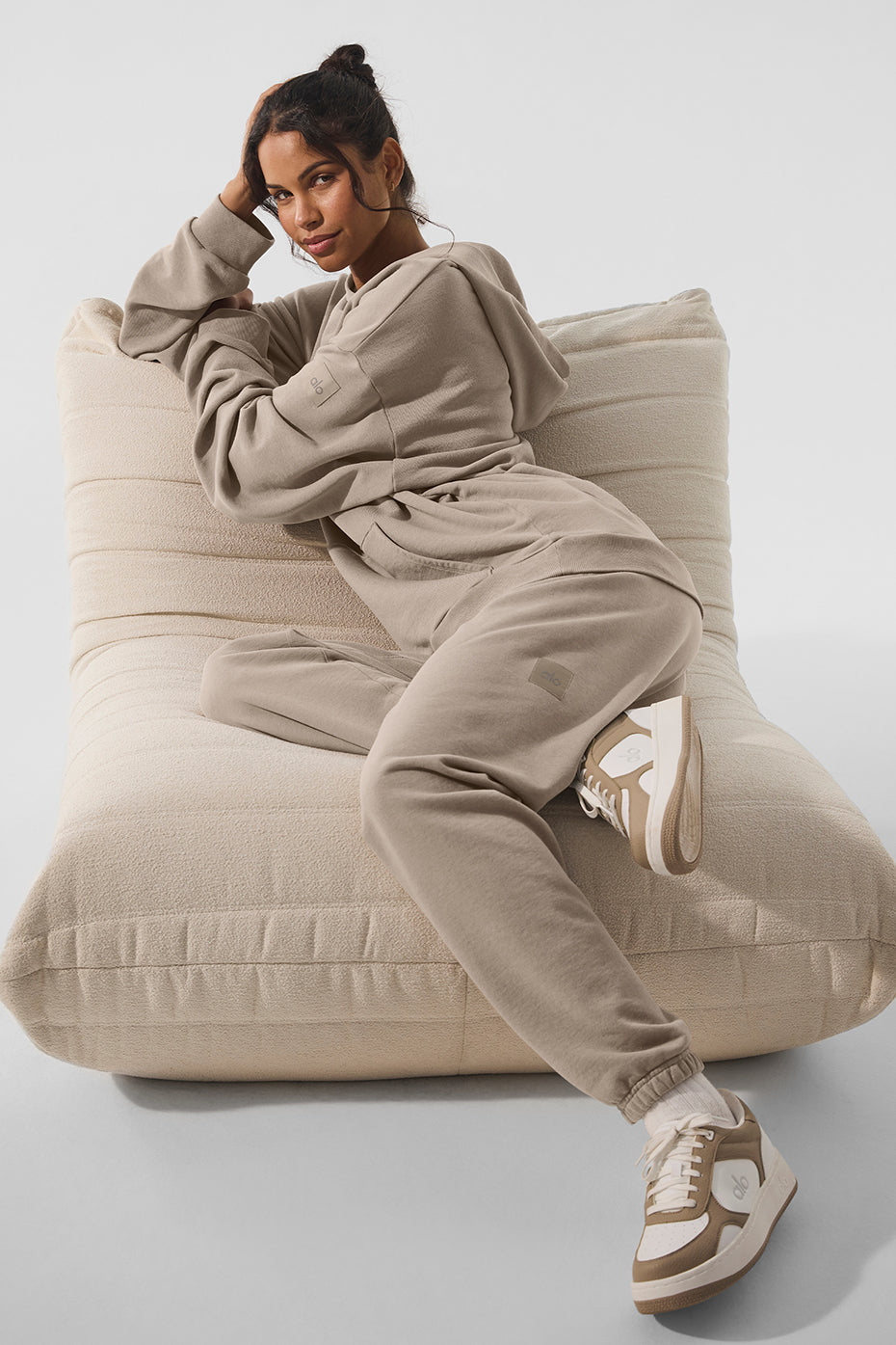 Alo Yoga Chill Vintage Wash Hoodie - Gravel Wash - imagen 4