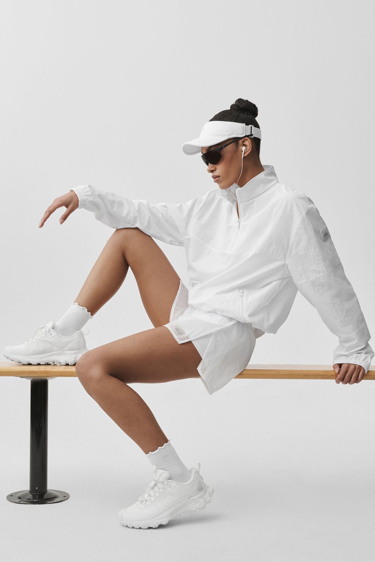 Alo Yoga Light Weight Takeaway Track Pullover - White - imagen 4