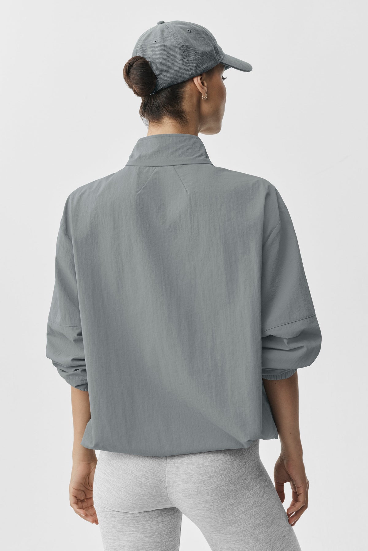 Alo Yoga Light Weight Takeaway Track Pullover - Monument - imagen 2