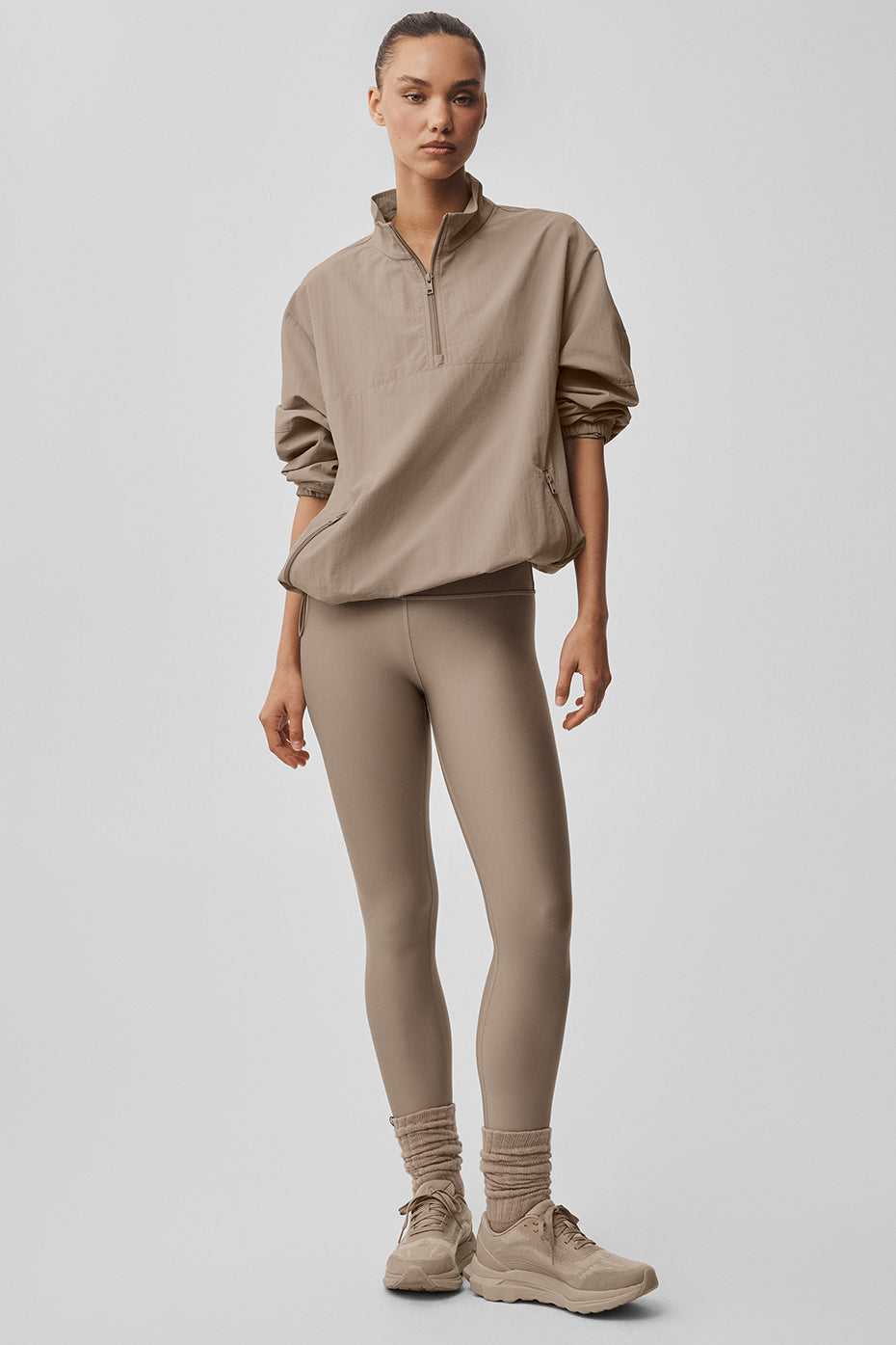 Alo Yoga Light Weight Takeaway Track Pullover - Gravel - imagen 4