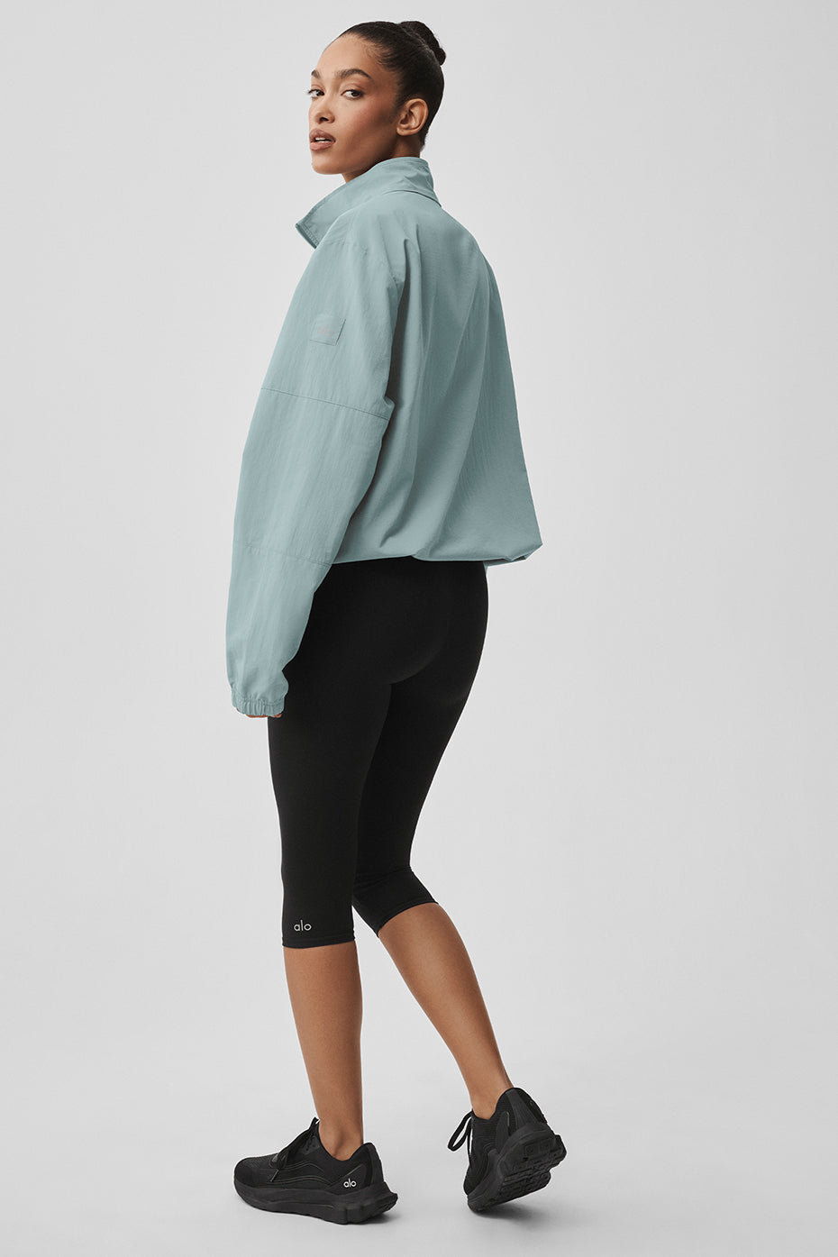 Alo Yoga Light Weight Takeaway Track Pullover - Desert Sage - imagen 4