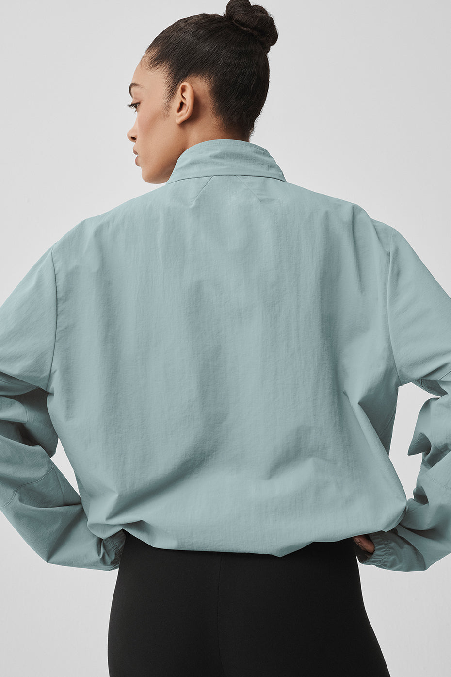 Alo Yoga Light Weight Takeaway Track Pullover - Desert Sage - imagen 3