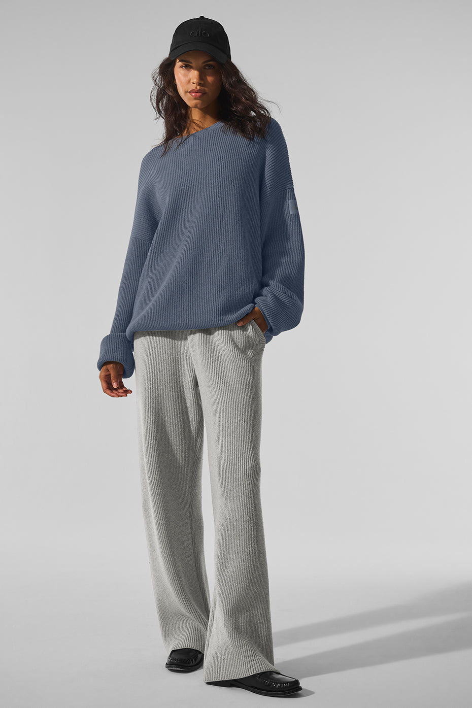 Alo Yoga Domain Rib Knit Crew Sweater - Bluestone - imagen 4