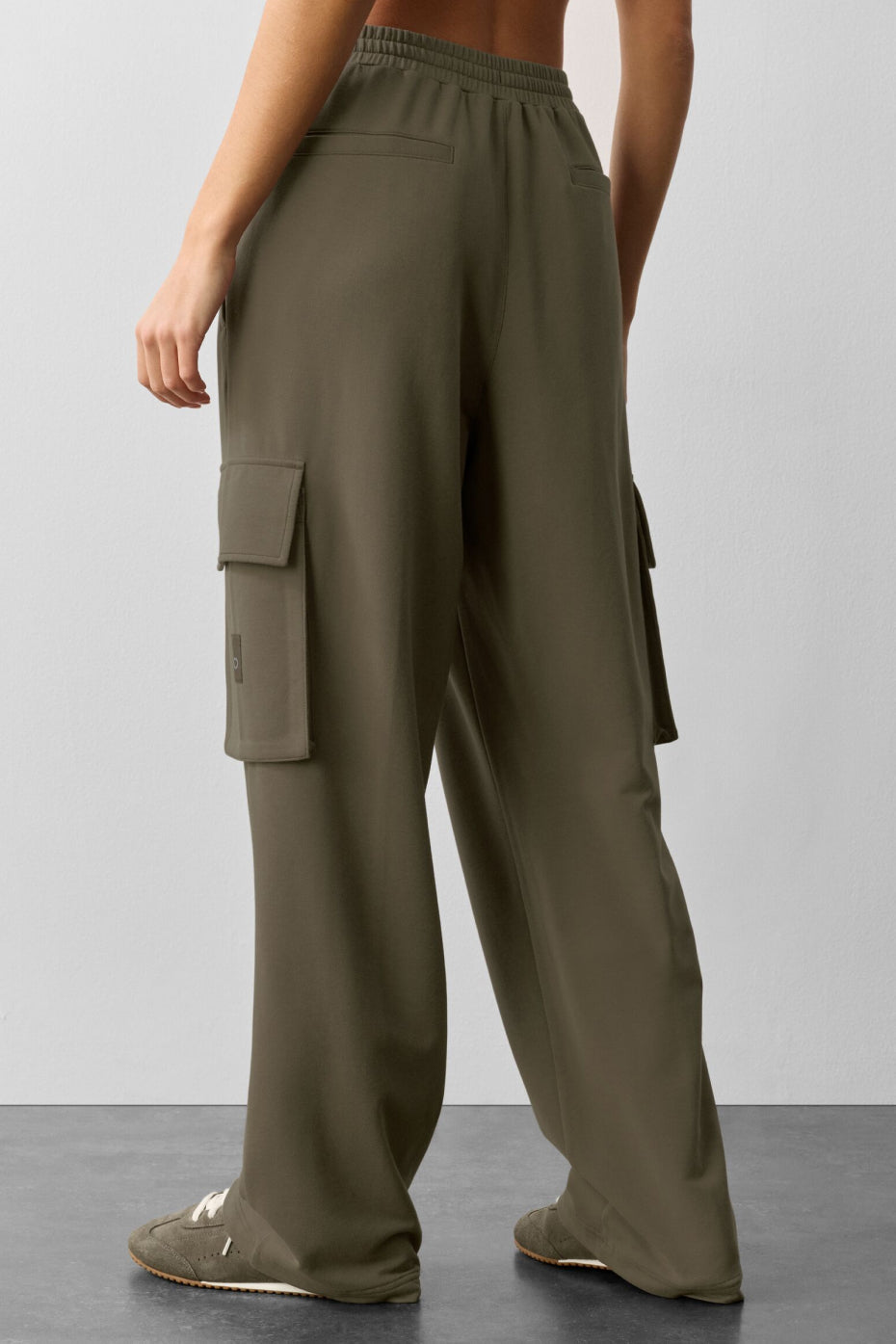 Alo Yoga Double Take Cargo Pant - Olive Tree - imagen 3