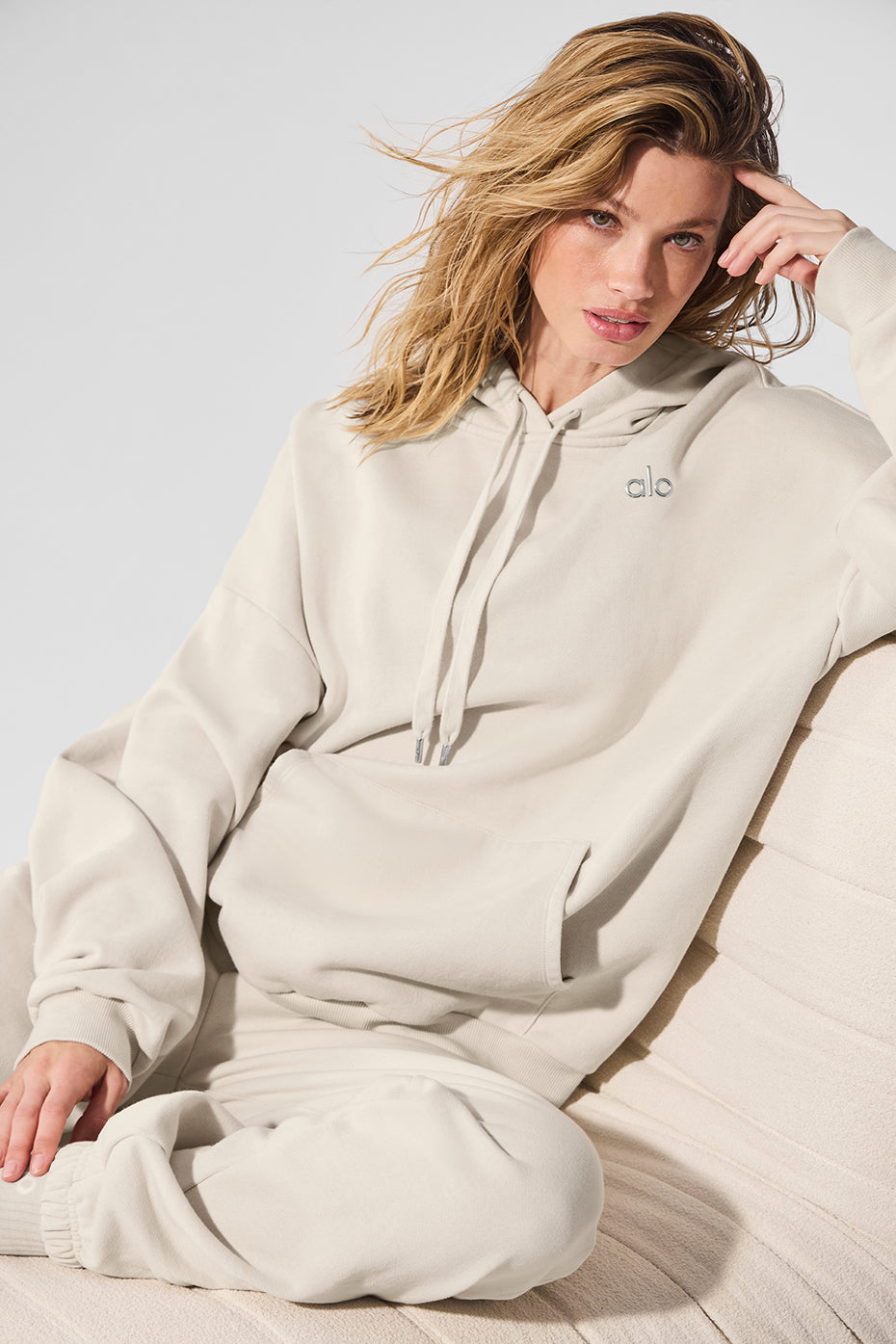 Alo Yoga Accolade Hoodie - Bone - imagen 4