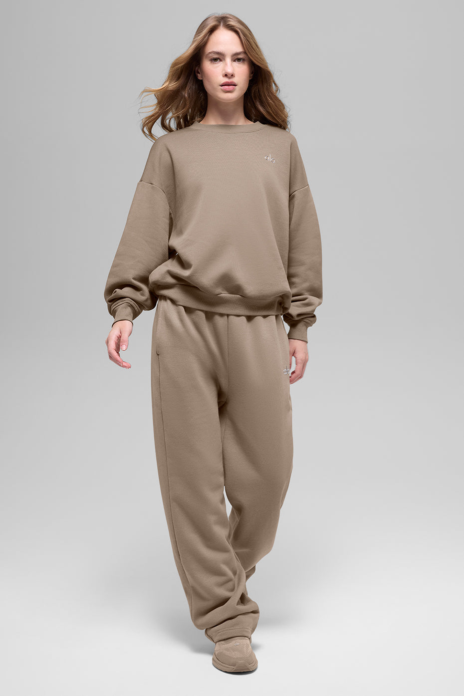 Alo Yoga Accolade Crew Neck Pullover - Gravel - imagen 5