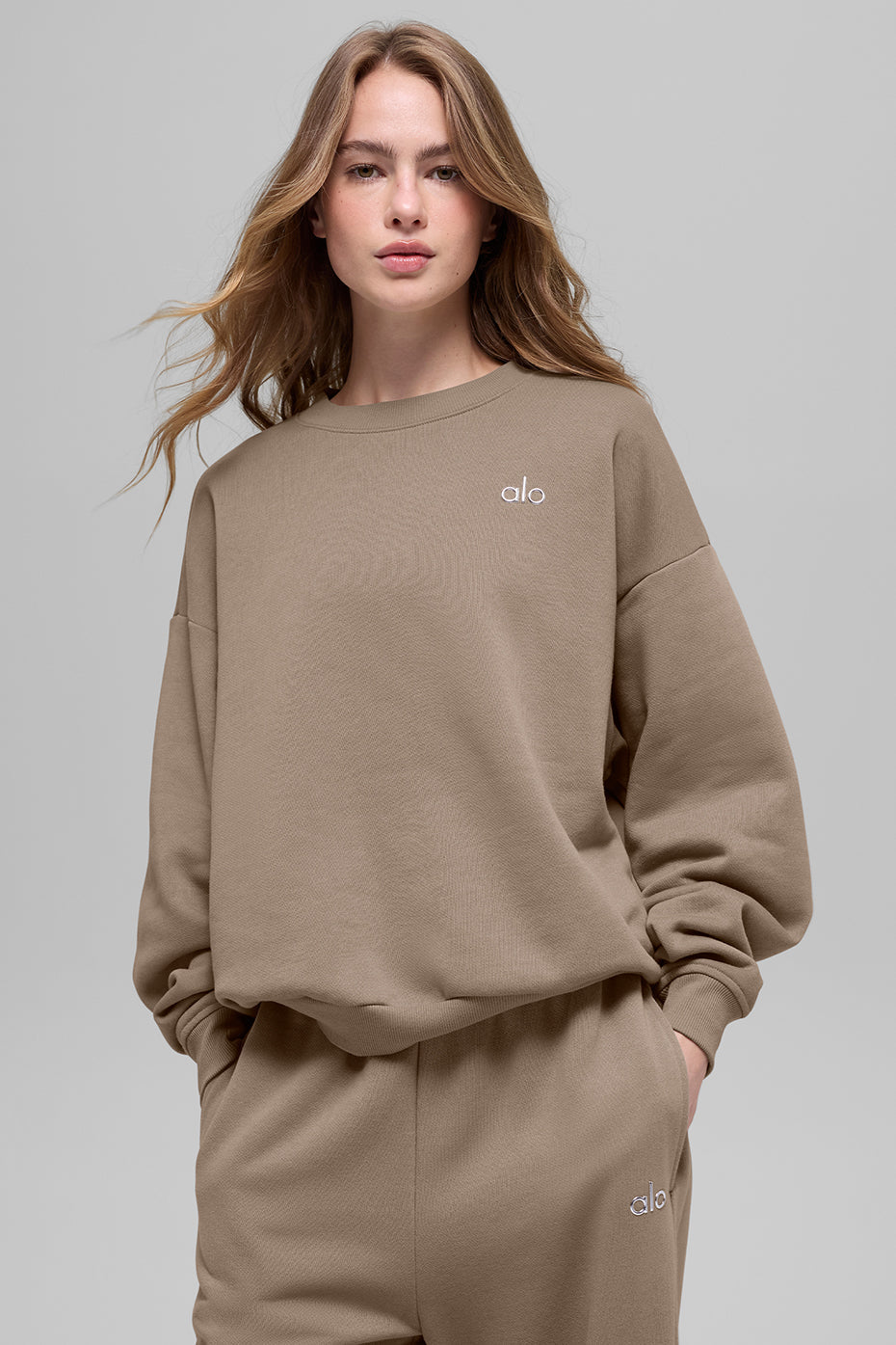 Alo Yoga Accolade Crew Neck Pullover - Gravel - imagen 4