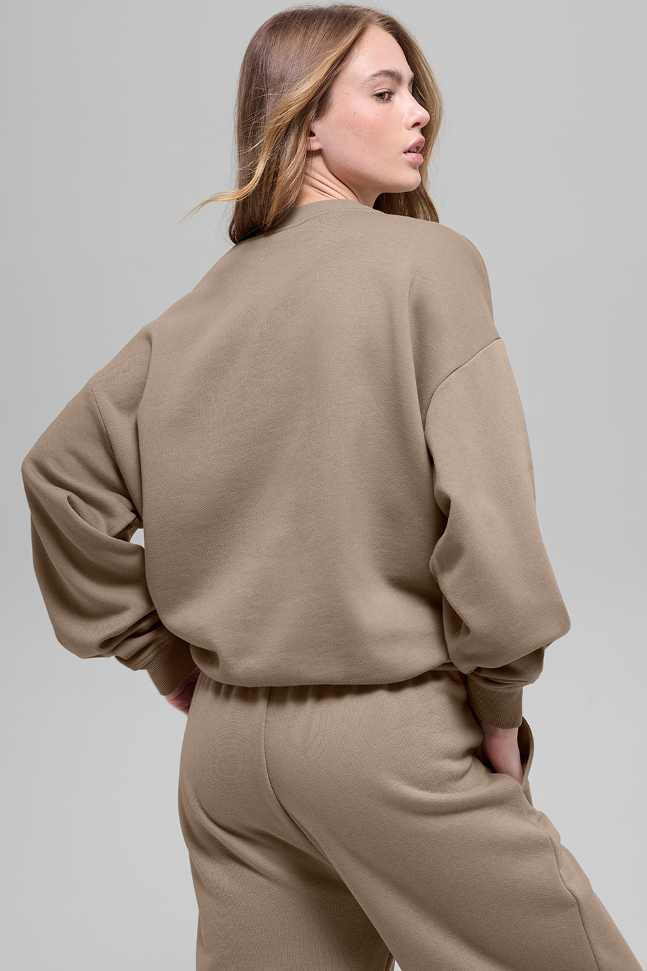 Alo Yoga Accolade Crew Neck Pullover - Gravel - imagen 2