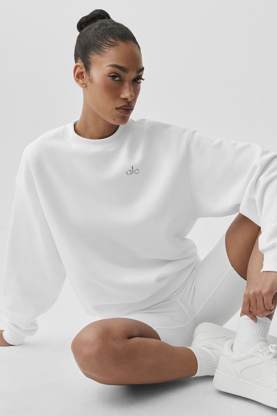 Alo Yoga Accolade Crew Neck Pullover - White - imagen 3