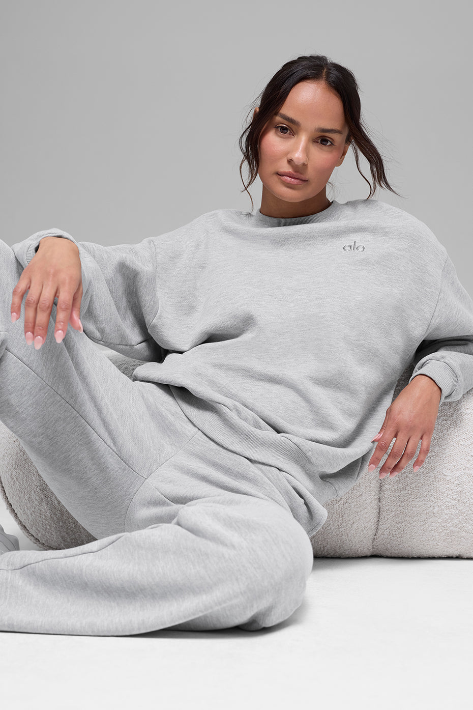 Alo Yoga Accolade Crew Neck Pullover - Athletic Heather Grey - imagen 4