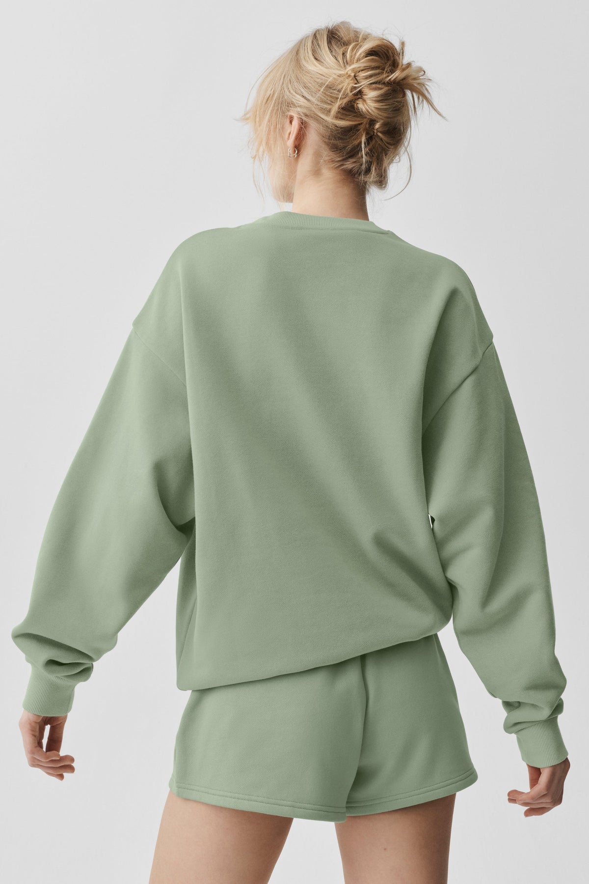 Alo Yoga Accolade Crew Neck Pullover - Dune Grass - imagen 3