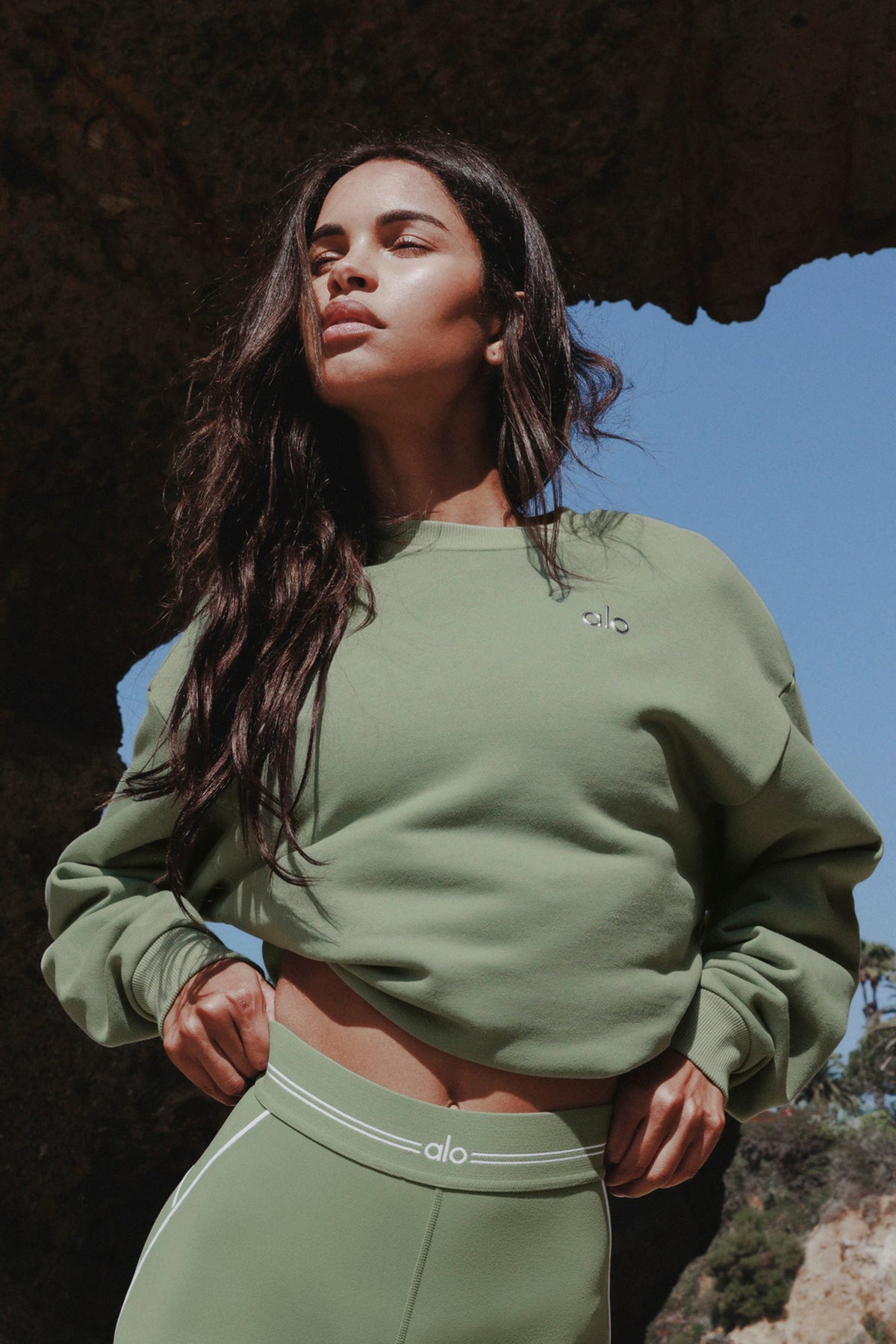 Alo Yoga Accolade Crew Neck Pullover - Dune Grass - imagen 1