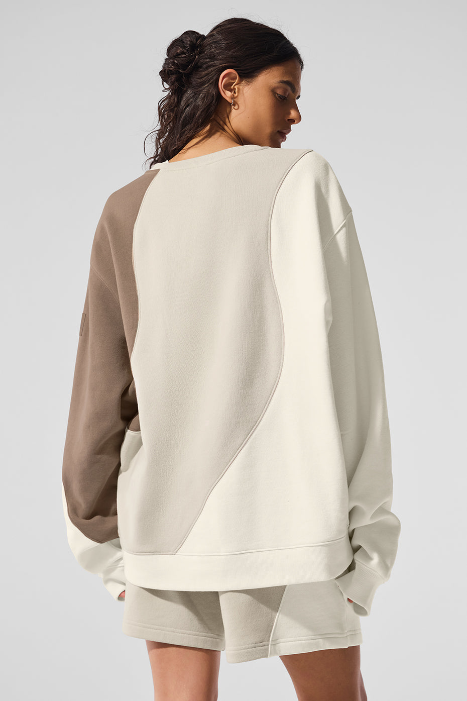 Alo Yoga Make Waves Crew Neck Pullover - Ivory/Bone/Gravel - imagen 2
