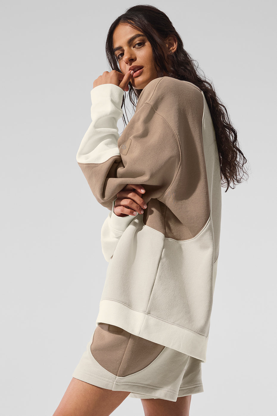 Alo Yoga Make Waves Crew Neck Pullover - Ivory/Bone/Gravel - imagen 3