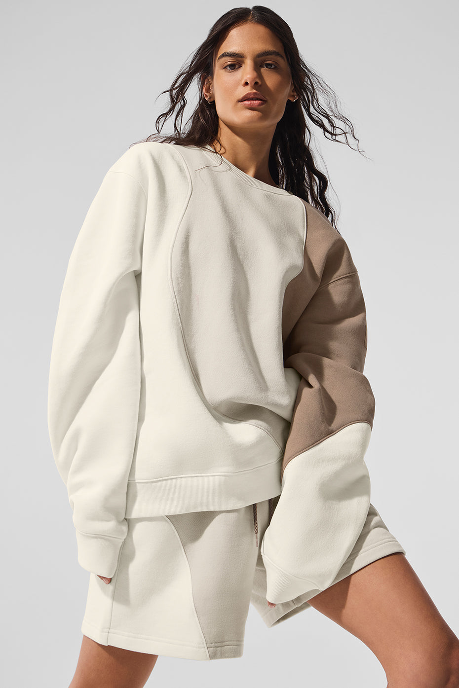 Alo Yoga Make Waves Crew Neck Pullover - Ivory/Bone/Gravel - imagen 5