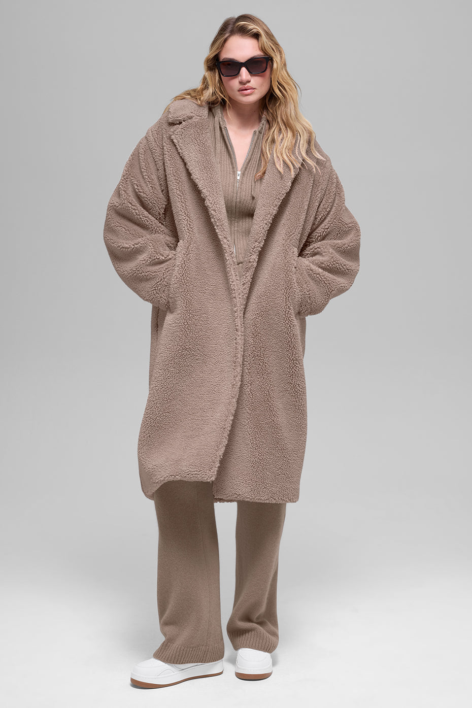 Alo Yoga Oversized Sherpa Trench - Chai Latte - imagen 5