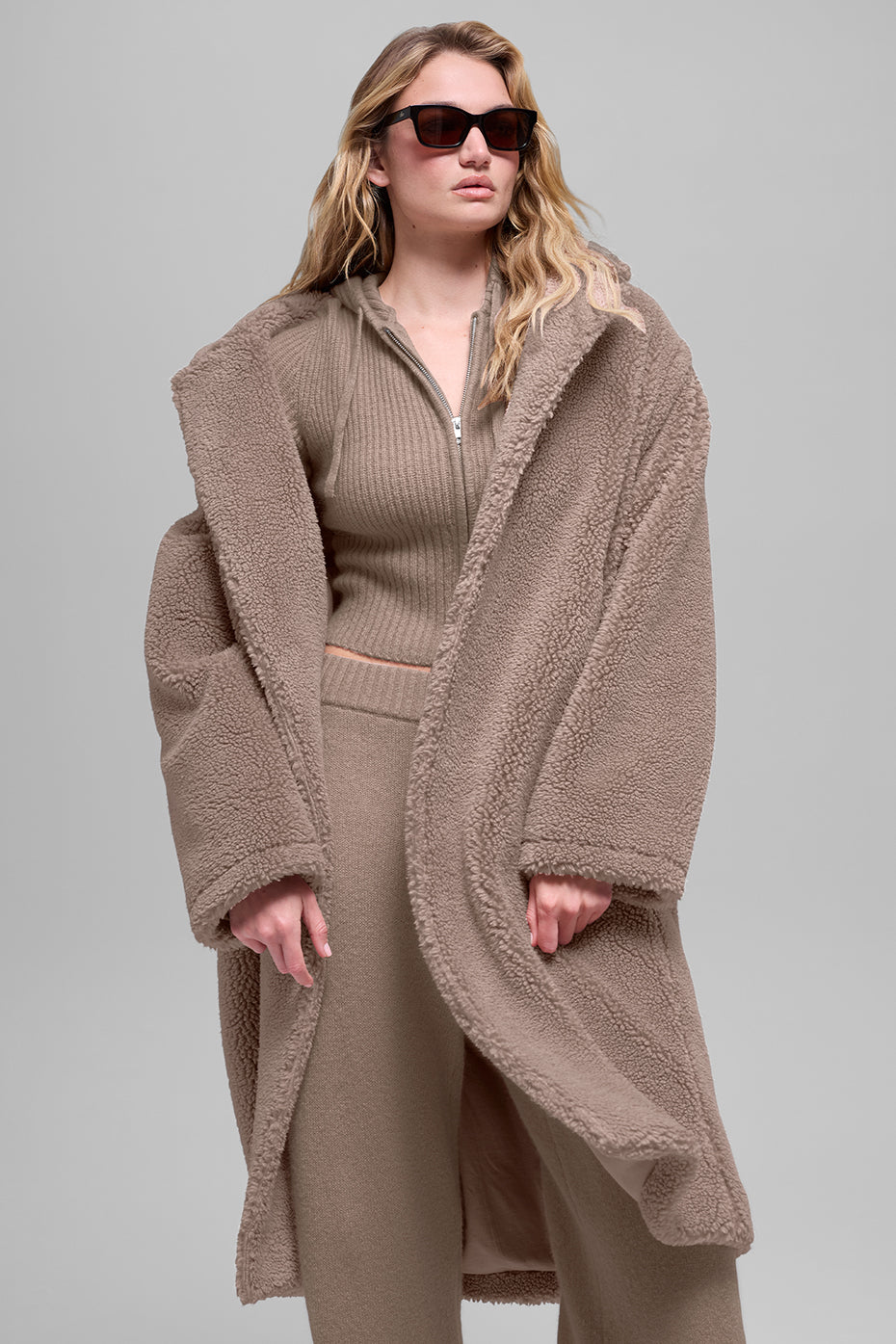 Alo Yoga Oversized Sherpa Trench - Chai Latte - imagen 1