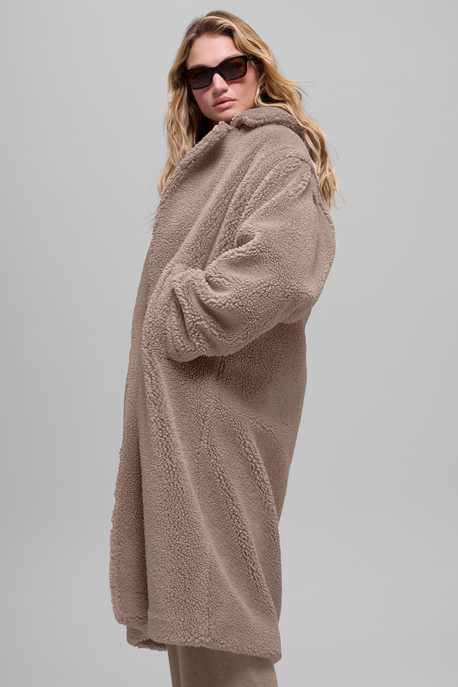 Alo Yoga Oversized Sherpa Trench - Chai Latte - imagen 3