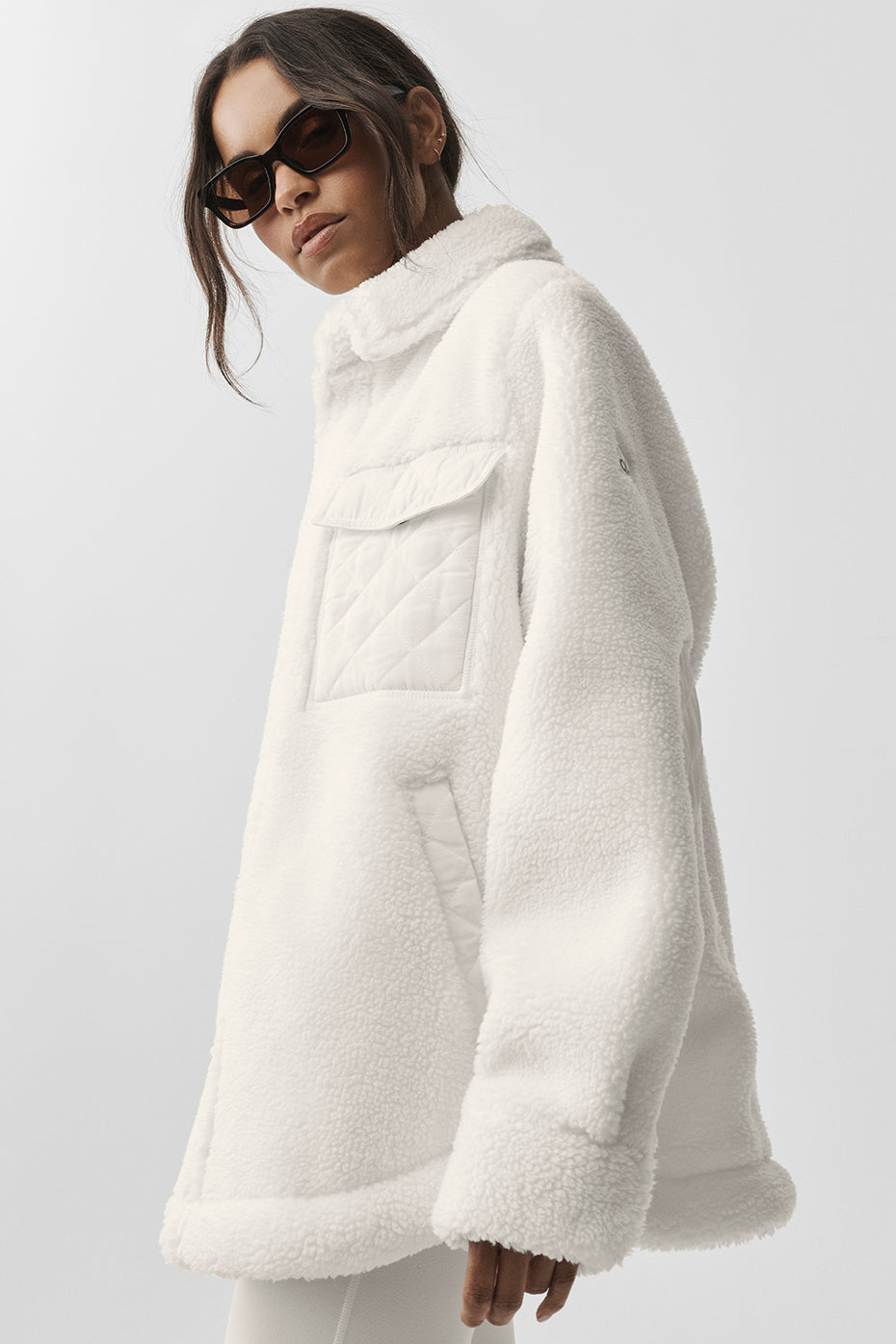 Alo Yoga Sherpa Edge Shacket - Ivory - imagen 5