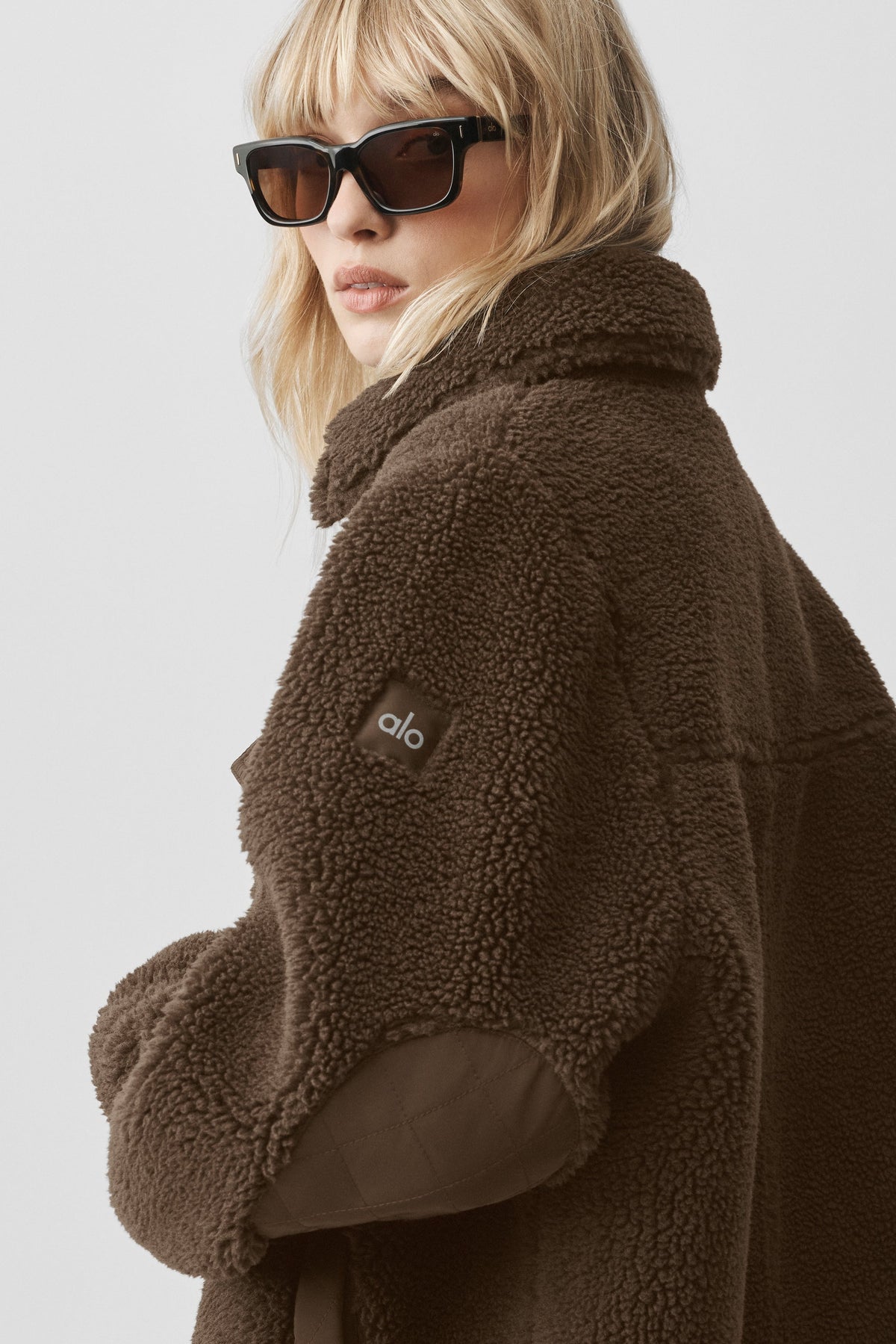 Alo Yoga Sherpa Edge Shacket - Espresso - imagen 4